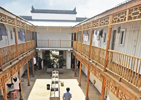 废旧集装箱变“阁楼四合院”