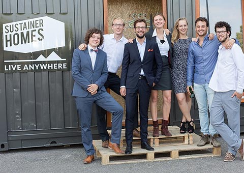 荷兰一群能人将废弃集装箱改造成环保节能小屋