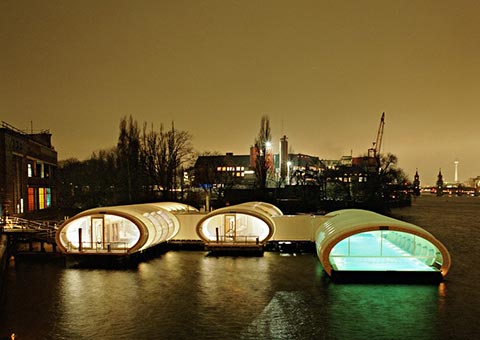 集装箱改成沐浴游泳船